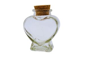 GARRAFINHA DE VIDRO CORAÇÃO 50ML 7,4 X 6,4CM