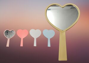 ESPELHO DE MAO FORMATO CORACAO PLASTICO 10 X 15,5 CM 20388